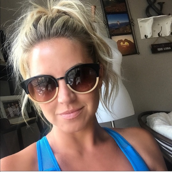 SALE🥳Tory Burch sunglasses - Picture 3 of 7